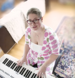 villemo vid pianot uppifrån